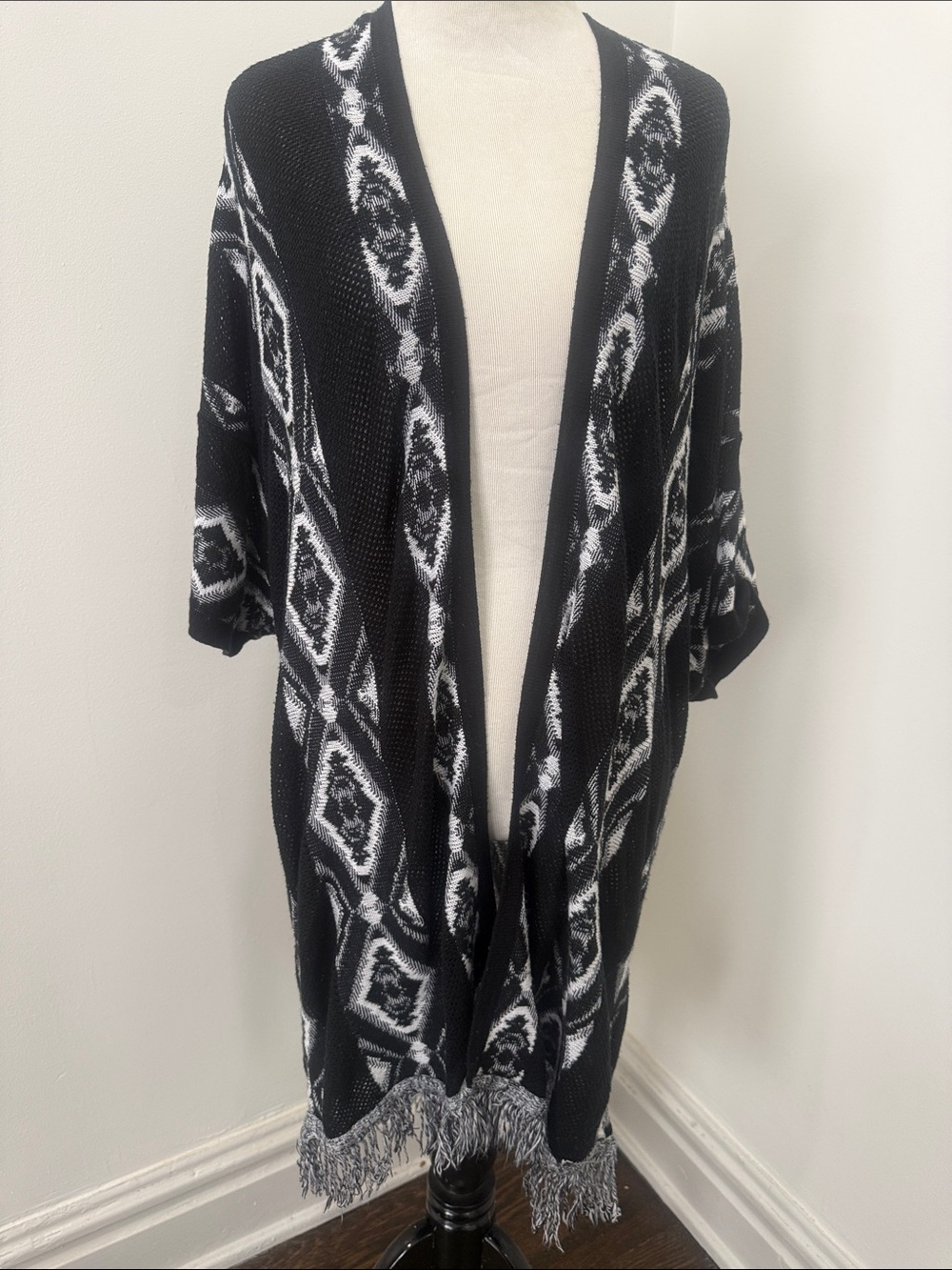 Daytrip Aztec Black & White Fringe Kimono Cardigan Medium